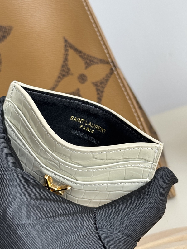 イヴサンローラン財布着用イメージ